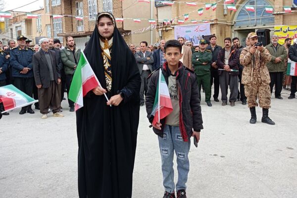 دانش‌آموزان دالاهو در راهپیمایی ۲۲ بهمن غوغا کردند