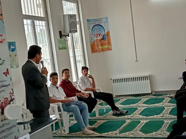حضور جمعی از اعضای دبیرستان نمونه آیت‌الله خامنه‌ای در مدرسه نمونه دانش