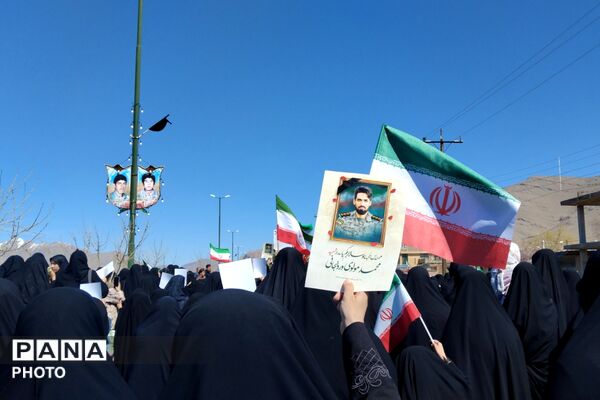 حضور دانش‌آموزان در آیین تشییع و تدفین پیکر مطهر شهید ناوسالار یکم دریادل