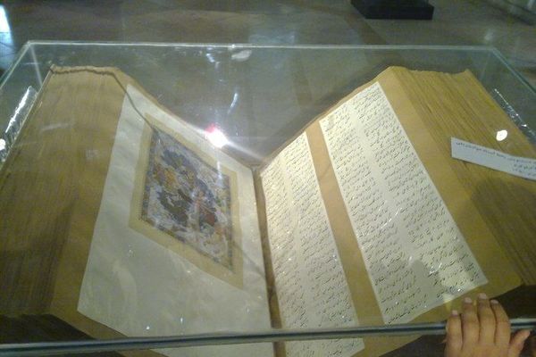 زبان فارسی فراتر از یک درس است  