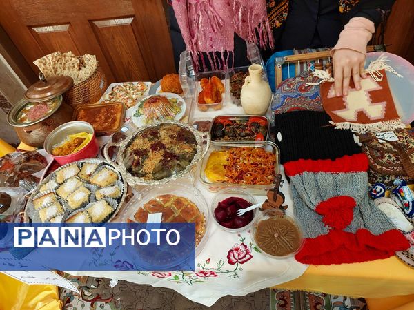 جشنواره غذا به‌مناسبت دهه فجر در دبیرستان معراج 