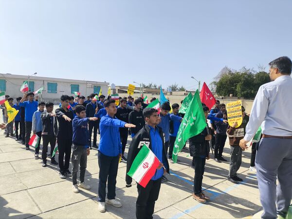 مدارس سندرک یکپارچه در شور انقلابی؛ زنگ انقلاب به صدا درآمد