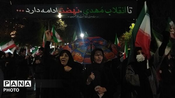 حضور وطن دوستان  نیشابوری زیر باران رحمت در سی و هشتمین شب از اجتماعات مردمی 