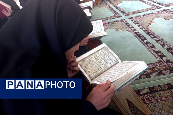 محفل انس با قرآن کریم در دبیرستان دخترانه شاهد فیض