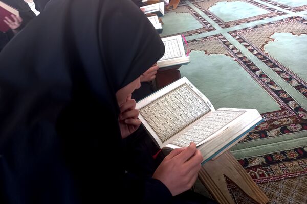محفل انس با قرآن کریم در دبیرستان دخترانه شاهد فیض