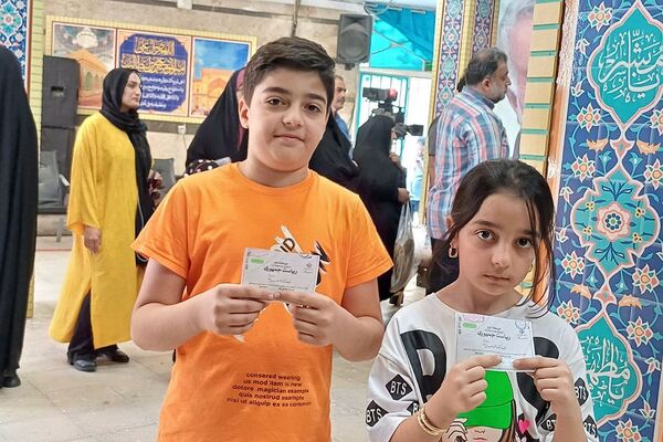 حضور مردم ولایتمدار شهرستان ورامین پای صندوق‌های اخذ رای