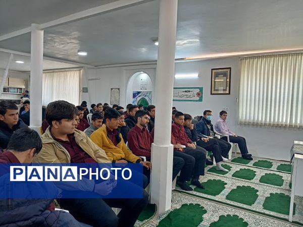 جلسه پرسش و پاسخ با موضوع دستاورد‌های انقلاب اسلامی در دبیرستان نمونه آیت‌الله خامنه‌ای