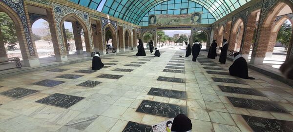 غبار روبی مزار شهدا شهرستان خلیل آباد توسط دانش آموزان بسیجی اموزشگاه مرحوم پاکدل 