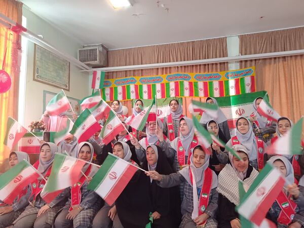 برنامه های فجر انقلاب در آموزشگاه بنیاد۱۵ خرداد ابرکوه