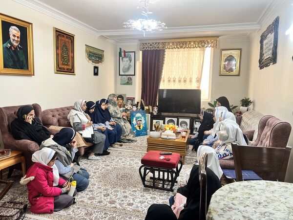 دیدار دانش‌آموزان دبستان المهدی ناحیه 2 کرج با خانواده دانش‌آموز شهید رضا پناهی