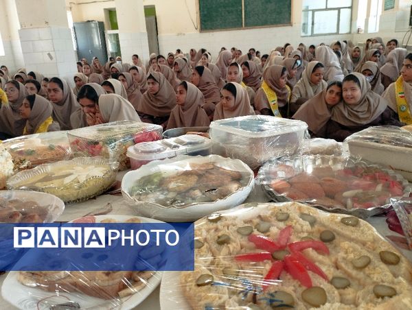 جشنواره غذای سالم در دبیرستان آسیه شهرستان حاجی‌آباد 