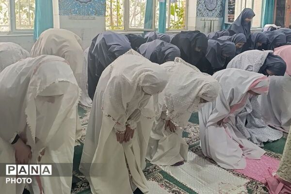  اقامه نماز جماعت دبیرستان هدی با حضور دانش‌آموزان پایه هفتم