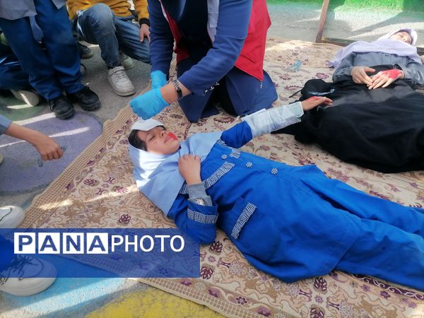 برگزاری مانور زلزله در دبستان شهید سید خلیل رضوی