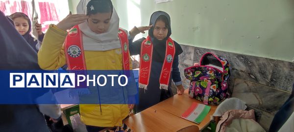 توزیع کتاب « از ایرانمان دفاع می کنیم » در بین دانش‌آموزان پیشتاز مدرسه شهید خاقانی شهرستان شیروان