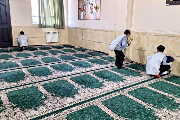دانش‌آموزان دبستان معارف 6 با پاکسازی مدرسه به پویش چله خدمت پیوستند