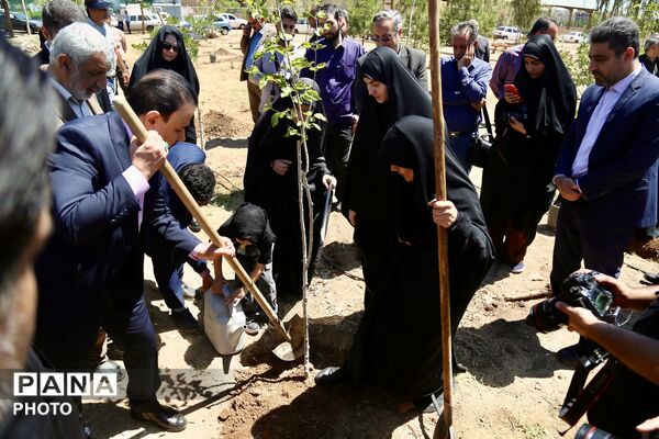آیین کاشت 168 نهال به یاد دانش‌آموزان شهید میناب در اردوگاه 15خرداد قم
