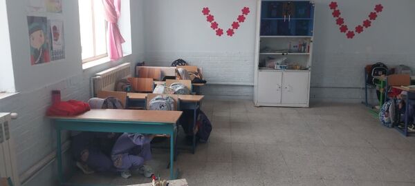 مانور زلزله و توضیح نکات ایمنی درمدرسه تکتم خلیل آباد 