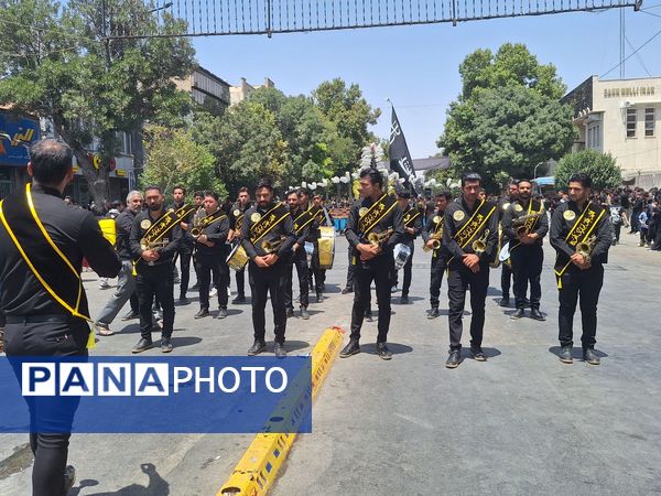 عزاداری ظهر  عاشورا در خیابان‌های شهر نیشابور 