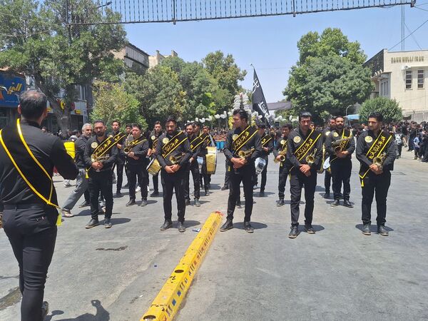 عزاداری ظهر  عاشورا در خیابان‌های شهر نیشابور 