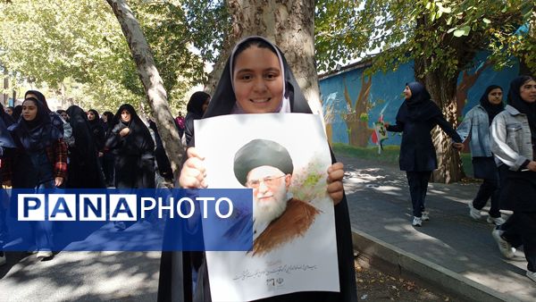 حضور پرشور دانش آموزان شهر محلات در راهپیمایی ۱۳ آبان در شهر محلات 