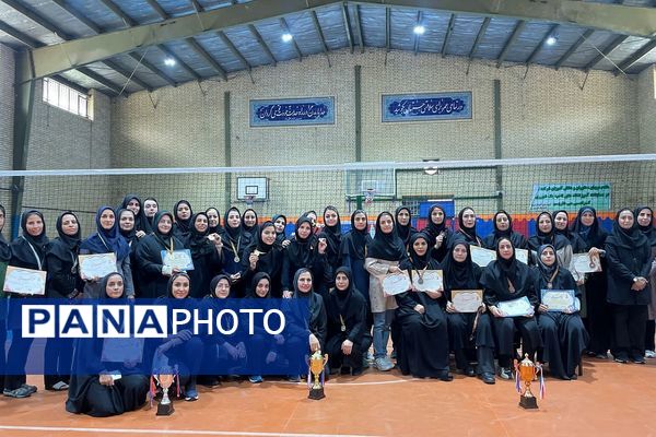 تقدیر از تیم های برتر مسابقات والیبال استانی شهرستانهای تهران در ری یک