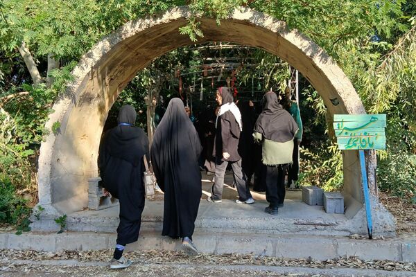 اولین روز حضور دانش‌آموزان دختر منطقه کهریزک در یادمان ‌های مناطق عملیاتی جنوب ایران