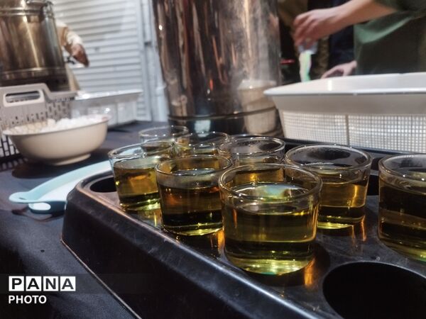 چایخانه حوزه علمیه گلشن برپا شد؛ جرعه‌ای علم و اخلاص به نیت شهدا