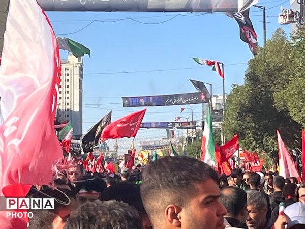 حضور گسترده مردم در مراسم تشییع و تدفین رهبر شهید و خانواده گرامیشان