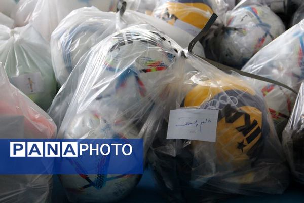 اهدای وسایل ورزشی به مدارس ناحیه یک شهرری