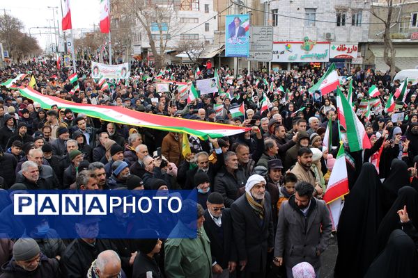 حماسه حضور مردم قروه در راهپیمایی ۲۲ بهمن؛ تجلی وحدت و وفاداری به انقلاب