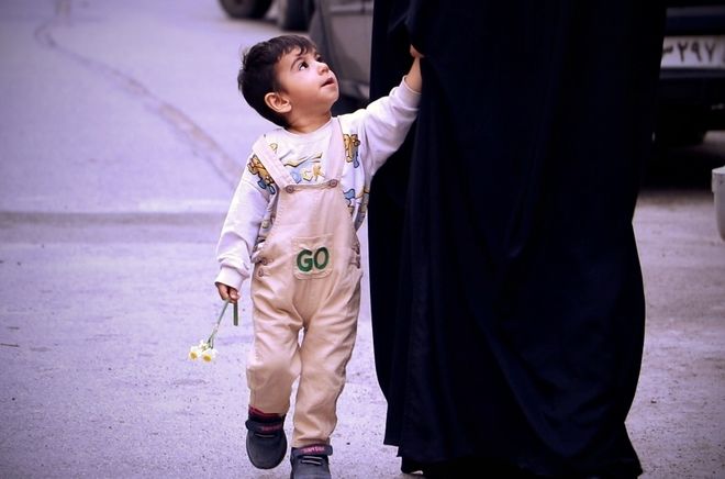 نرگس‌های انتظار در مسیر عابران؛ ایستگاه صلواتی دختران ماوا به رنگ نیمه‌شعبان