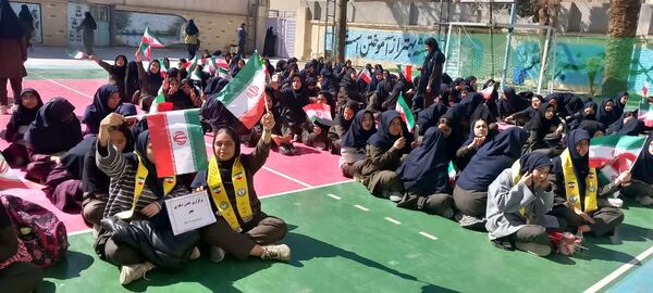 هم‌صدایی دو نسل در دبیرستان عفت؛ جشن شعبانیه و دهه فجر با رنگ همدلی