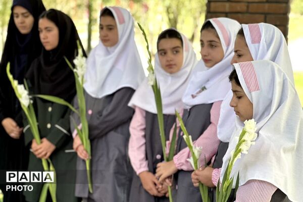 آیین «روایت ایستادگی» و گلباران مزار شهدای گمنام در شهر ارجمند 