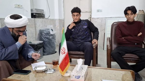 حضور مسئول قرآن و عترت ناحیه یک یزد در صبحگاه قرآنی دبیرستان هفده شهریور