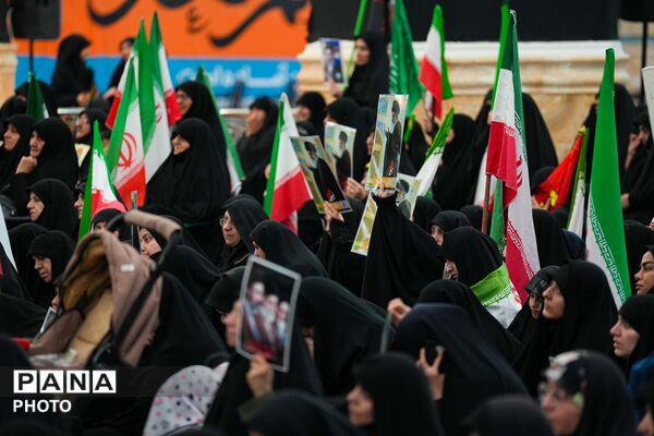 اجتماع بانوان انقلابی به مناسبت چهلم قائد امت و شهدای میناب در مسجد جمکران 