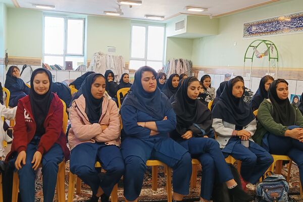 یک روز بدون کیف همراه با آموزش خود مراقبتی در دبیرستان شریعت 