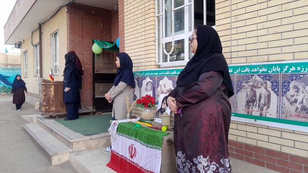 برگزاری‌ مراسم‌‌ روز اول‌ مدارس‌ و هفته‌ دفاع‌مقدس‌ در دبیرستان‌  مخدره‌ مرآتی