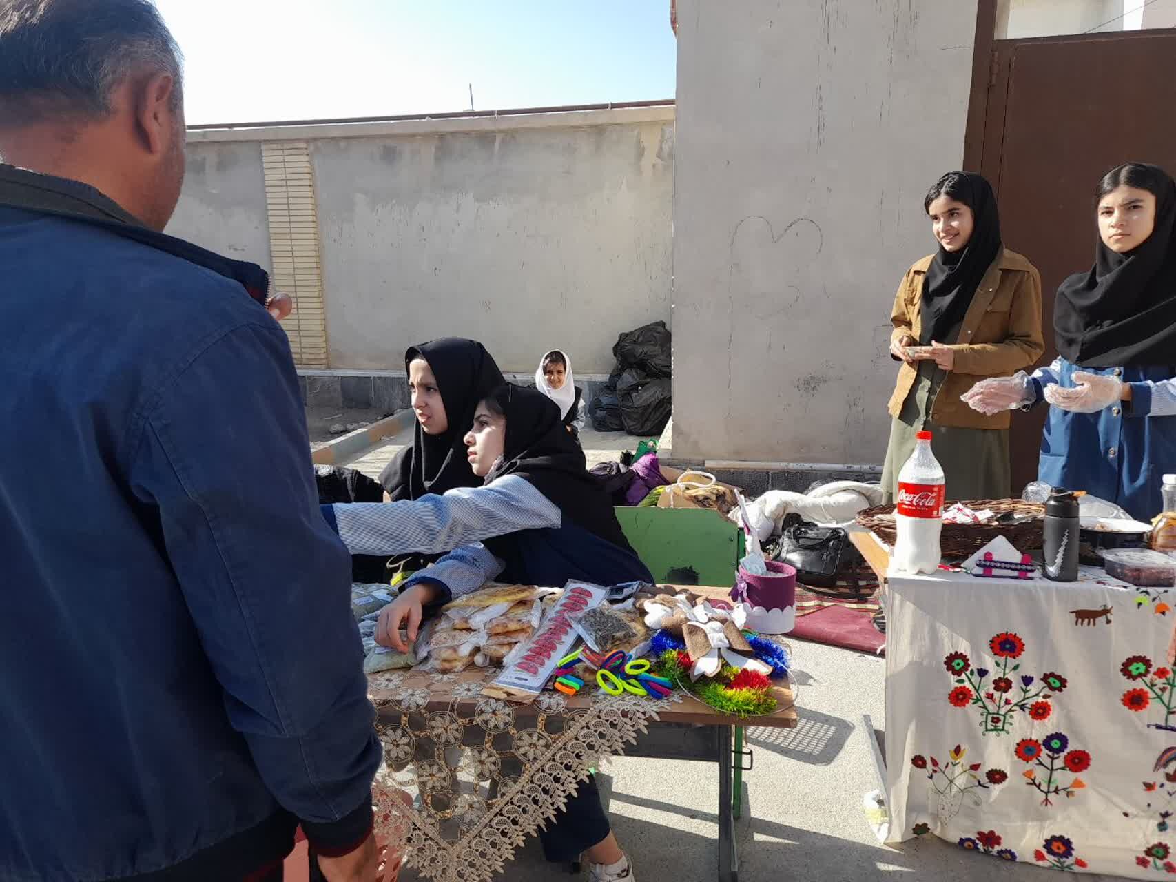 برپایی بازارچه مدرسه‌ای به‌مناسبت دهه فجر در آموزشگاه دخترانه شهید حسن زاده خانلق