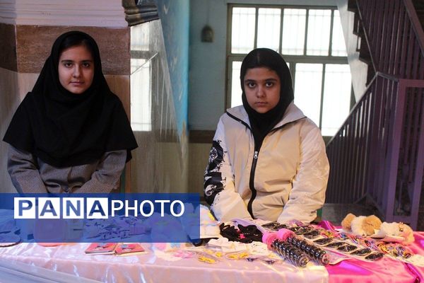 بازارچه دانش‌آموزی با طعم خلاقیت در مدرسه حضرت خدیجه(س) بهارستان‌دو