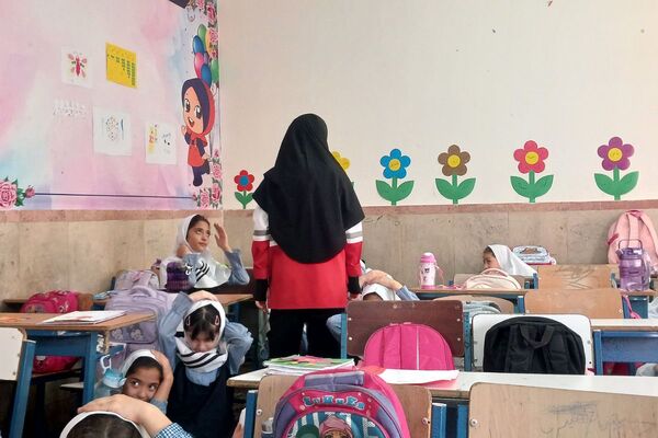 مانور تخلیه اضطراری و آمادگی برای لحظات بحرانی در مدرسه معراج بهارستان‌دو
