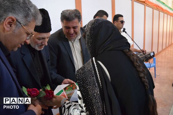 هنرمندان باباحیدر، نگارخانه آفتاب را گلباران کردند