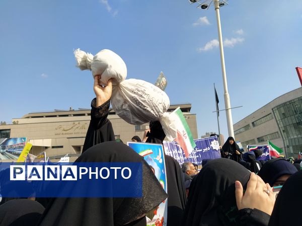  راهپیمایی  روز دانش آموز در مشهد با قلب هایی از جنس عزای حضرت فاطمه (س)