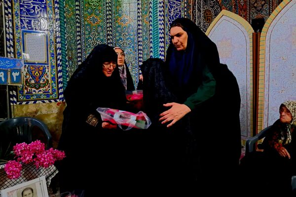 برگزاری محفل انس با قرآن و تجلیل از خانواده‌ شهدا