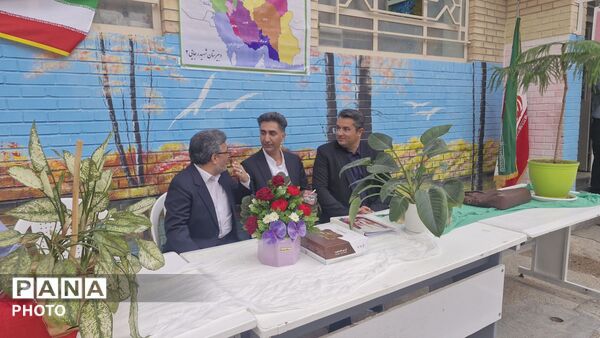 جشن شکوفه‌ها با حضور دانش‌آموزان پایه هفتم در مدرسه شهید رجایی یک بجنورد 