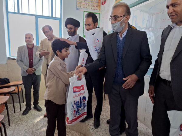 اهدای بیش از ۷۰ بسته لوازم التحریر ایرانی به دانش آموزان 