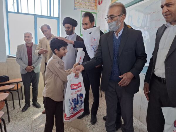 اهدای بیش از ۷۰ بسته لوازم التحریر ایرانی به دانش آموزان 