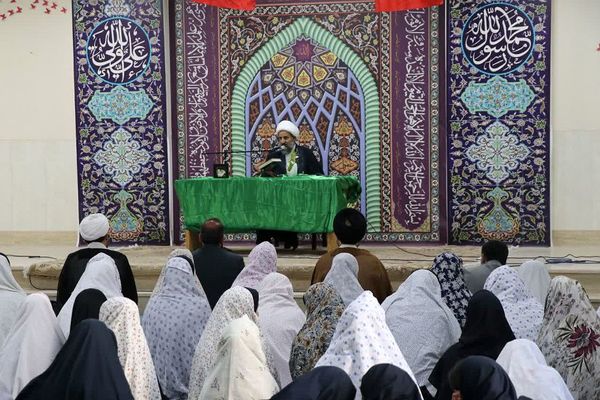 اقامه نماز جماعت، با شعار «مهر با مهُر» در مدرسه عترت قرچک