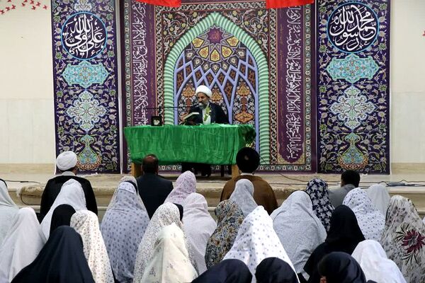 اقامه نماز جماعت، با شعار «مهر با مهُر» در مدرسه عترت قرچک