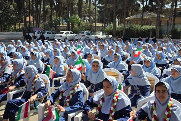 جشن عاطفه‌ها؛ لبریز از مهربانی در دبستان دخترانه قدر بهارستان ۲