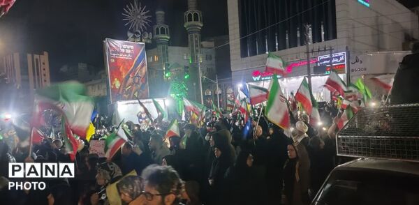 ایستگاه صلواتی سیار مردم در چهل و چهارمین شب از قیام مردم کرج 